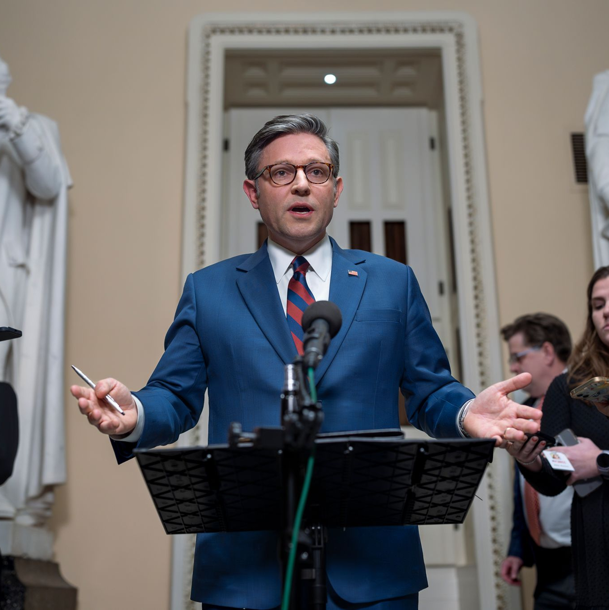 Der republikanische Vorsitzende des Repräsentantenhauses, Mike Johnson, muss nun einen Ausweg finden. - Foto: J. Scott Applewhite/AP/dpa