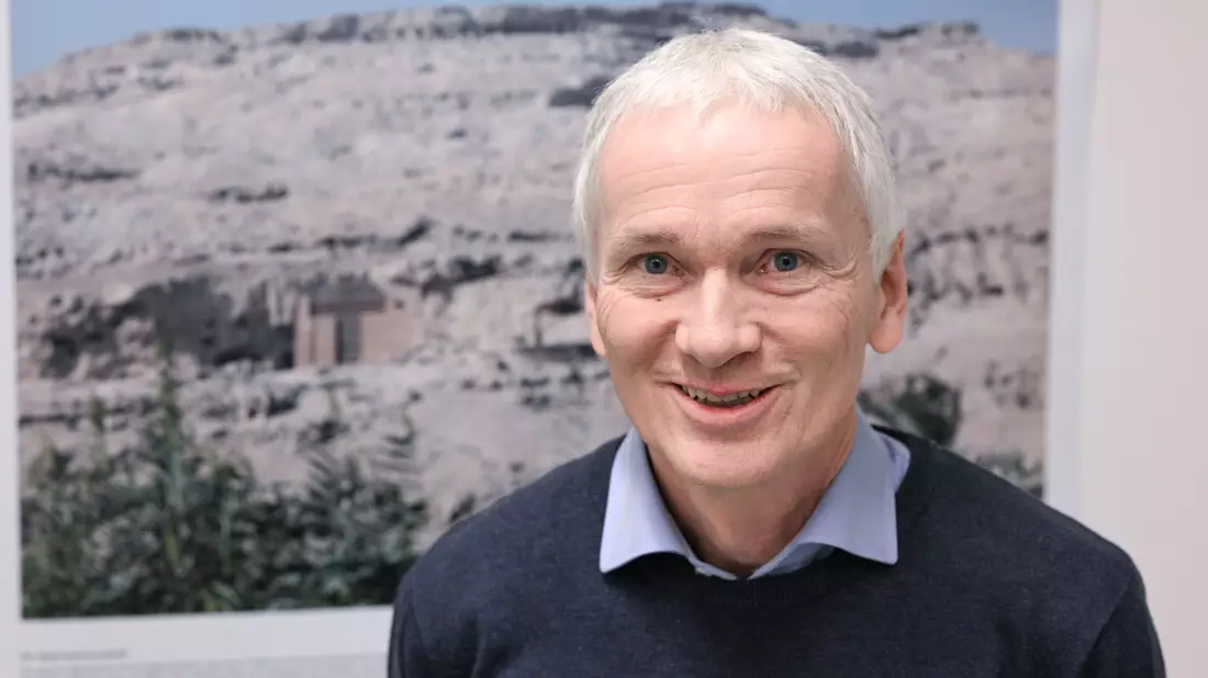 «Es ist selten, heutzutage ein Grab in Ägypten zu finden, das ein relativ komplettes Grabinventar hat», sagt Kahl. - Bild: Jens Kalaene/dpa