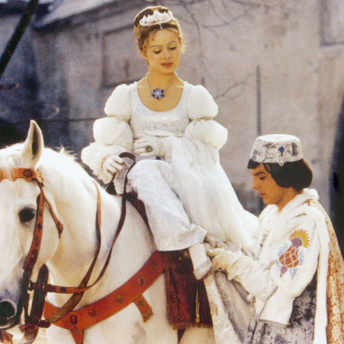 Weihnachtsfilme wie «Drei Haselnüsse für Aschenbrödel» gelten oft als kitschig und vorhersehbar, haben aber viel mehr zu bieten, sagt die Expertin. - Foto: Degeto/WDR/dpa