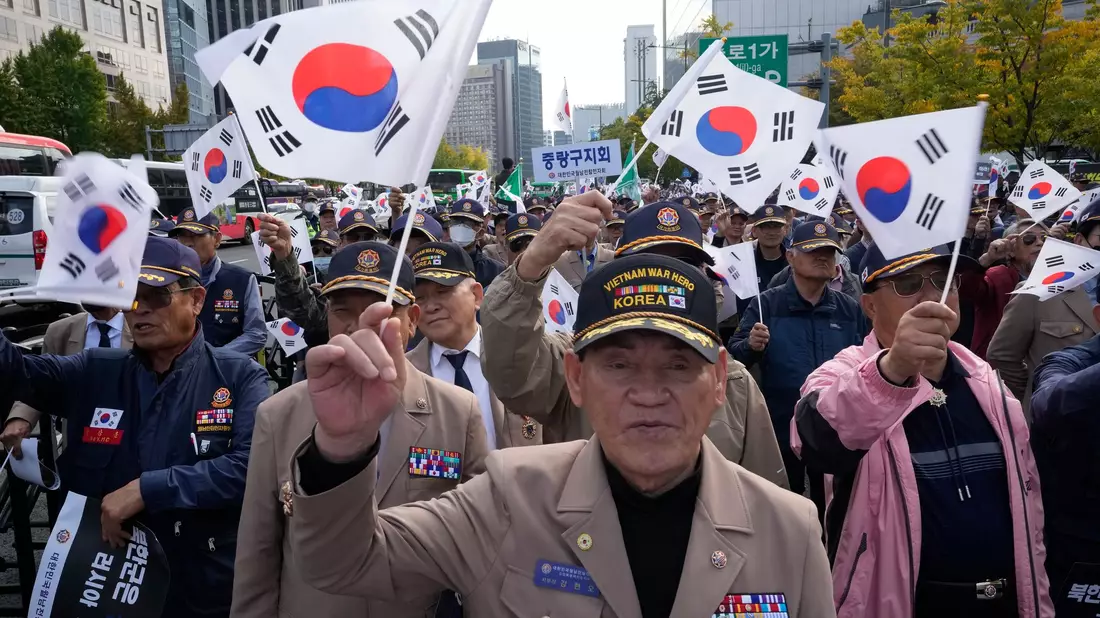 In Seoul protestieren Veteranen gegen die Stationierung nordkoreanischer Truppen in Russland. (Archivbild) - Bild: Ahn Young-joon/AP/dpa