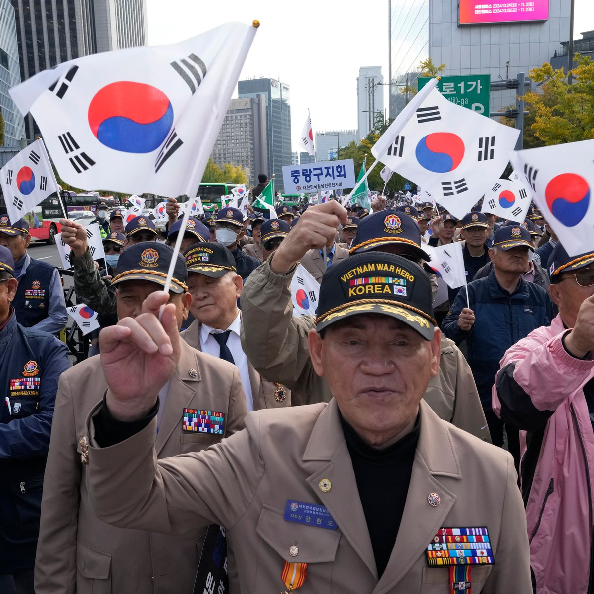In Seoul protestieren Veteranen gegen die Stationierung nordkoreanischer Truppen in Russland. (Archivbild) - Foto: Ahn Young-joon/AP/dpa