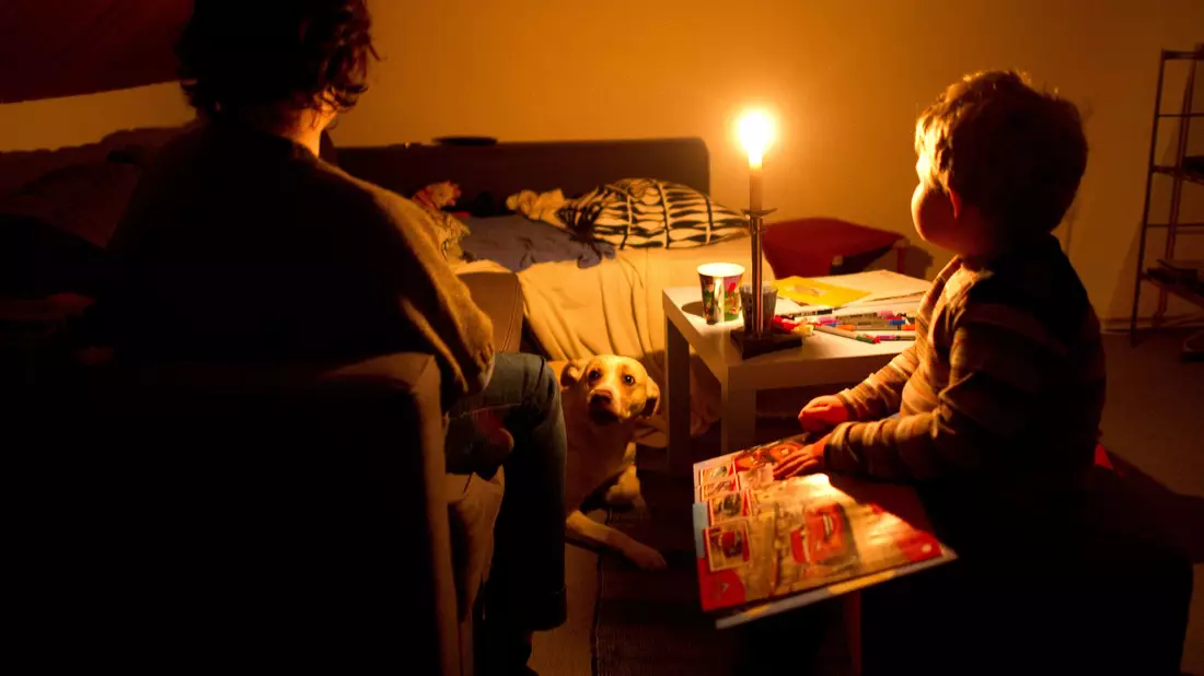 Wenn der Strom abgestellt ist, muss man sich mit Kerzen behelfen. (Illustration) - Bild: Julian Stratenschulte/dpa