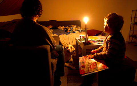 Wenn der Strom abgestellt ist, muss man sich mit Kerzen behelfen. (Illustration) - Foto: Julian Stratenschulte/dpa