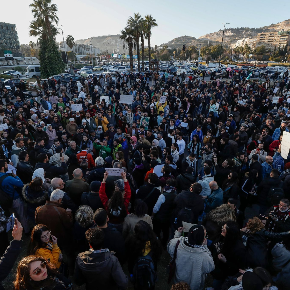 Hunderte Menschen haben in Damaskus für Demokratie, Frauenrechte und einen säkularen Staat demonstriert.  - Foto: Omar Sanadiki/AP/dpa