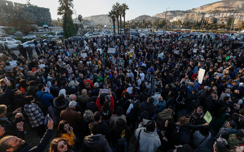 In Syrien wird genau beobachtet, ob die Übergangsregierung die Rechte von Frauen respektiert. (Archivbild) - Foto: Omar Sanadiki/AP/dpa