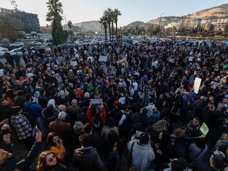 In Syrien wird genau beobachtet, ob die Übergangsregierung die Rechte von Frauen respektiert. (Archivbild) - Foto: Omar Sanadiki/AP/dpa