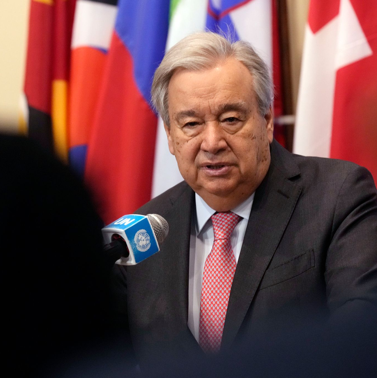 UN-Generalsekretär Guterres sieht trotz großer Hoffnung auch Gefahren für die künftige Entwicklung Syriens. - Foto: Richard Drew/AP/dpa