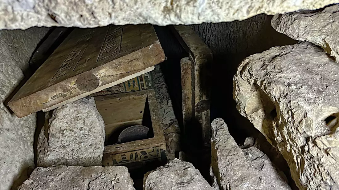 Die Ritualtexte auf dem Sarg enthalten unter anderem Tipps dazu, wie der Übergang ins Jenseits gelingt. - Bild: Andrea Kilian/Jochem Kahl, The Asyut Project/dpa