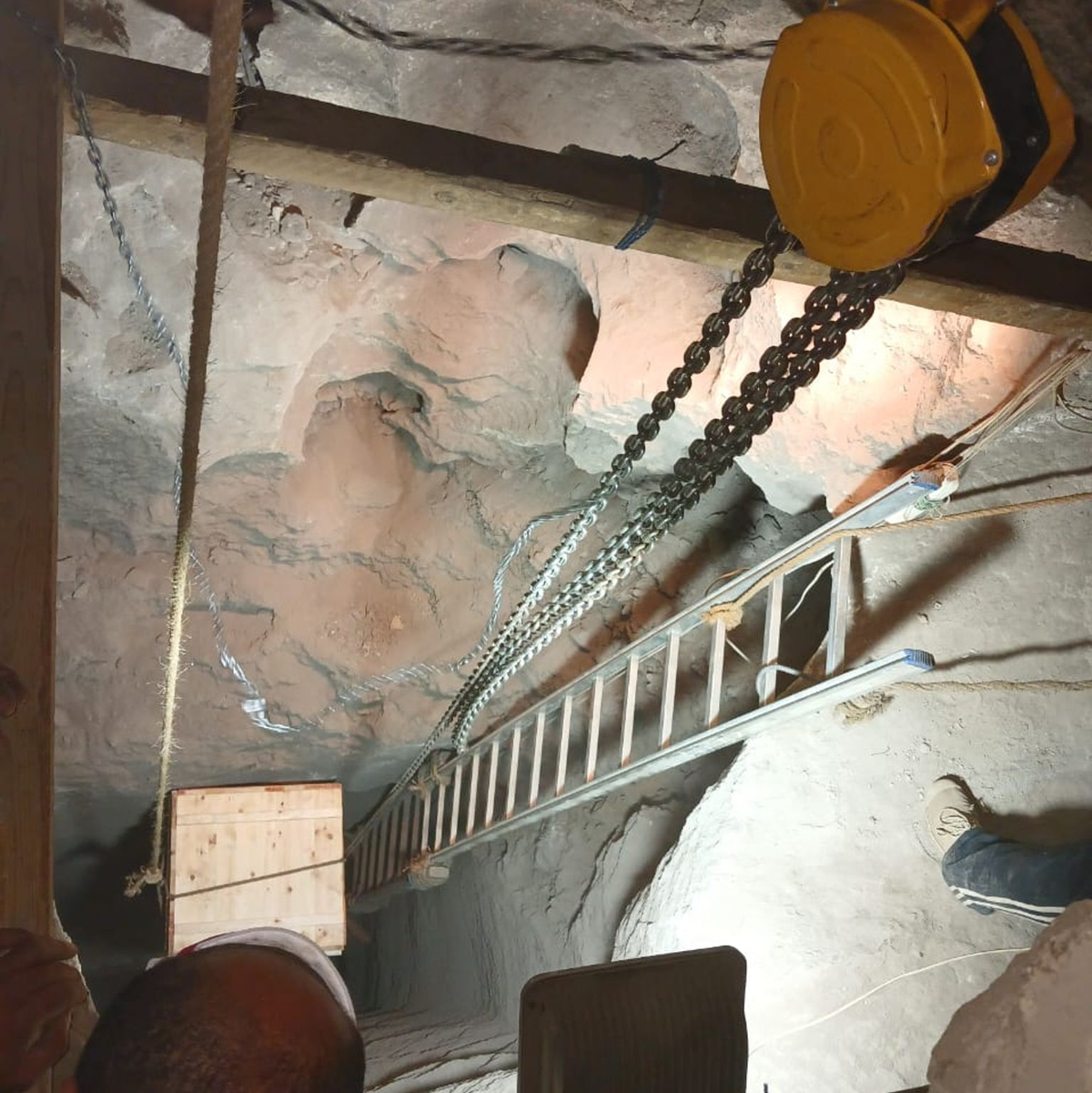 Die Grabkammer befindet sich in der Seite eines rund 14 Meter tiefen Schachts. - Foto: Mohamed Abdelrahiem/Jochem Kahl, The Asyut Project/dpa