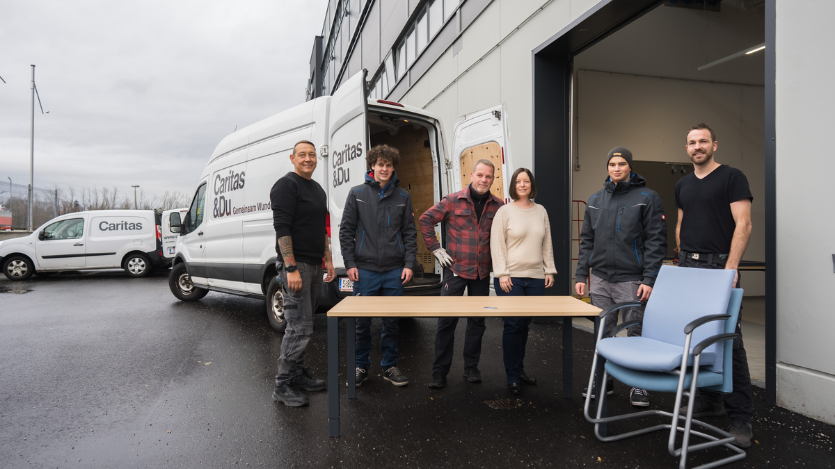Nachhaltige Möbelspende an die Caritas - Foto: dm/Wolfgang Lienbacher über pressetext.de