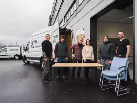 Nachhaltige Möbelspende an die Caritas - Foto: dm/Wolfgang Lienbacher über pressetext.de