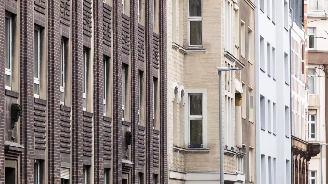 In Großstädten ziehen die Kaufpreise für Wohnungen wieder an. (Symbolbild) - Bild: Marco Rauch/dpa