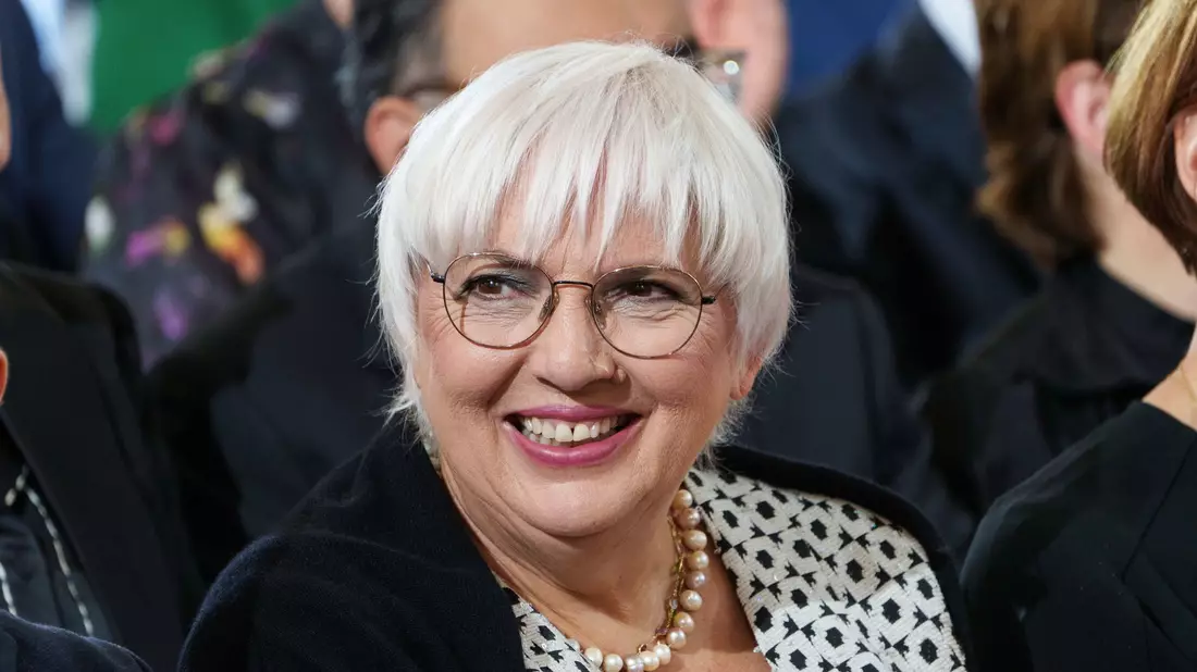 Kulturstaatsministerin Claudia Roth zeigt sich erleichtert über die Zustimmung zum neuen Filmförderungsgesetz. (Archivbild) - Bild: Andreas Arnold/dpa Pool/dpa