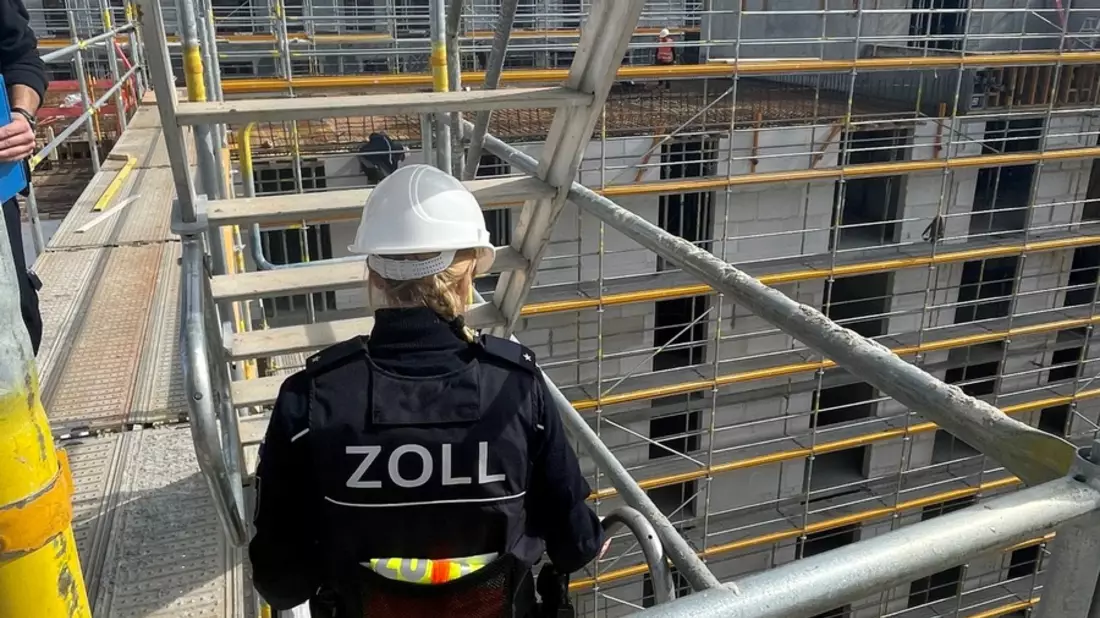 HZA-F: Frankfurter Zoll nimmt sechs Arbeitnehmer auf Dach eines Abbruchgebäudes wegen illegalen Aufenthaltes fest - Bild: presseportal.de