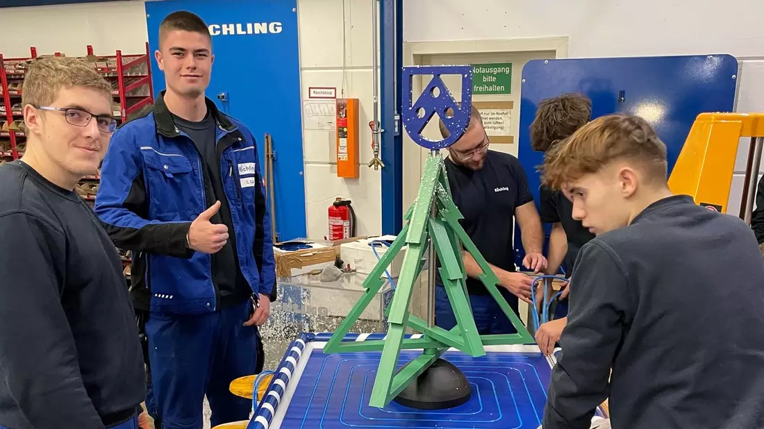 Farbige Flammen, moderne Technik und viele Ideen: Die ChemisTree Competition begeisterte junge MINT-Talente - Bild: presseportal.de
