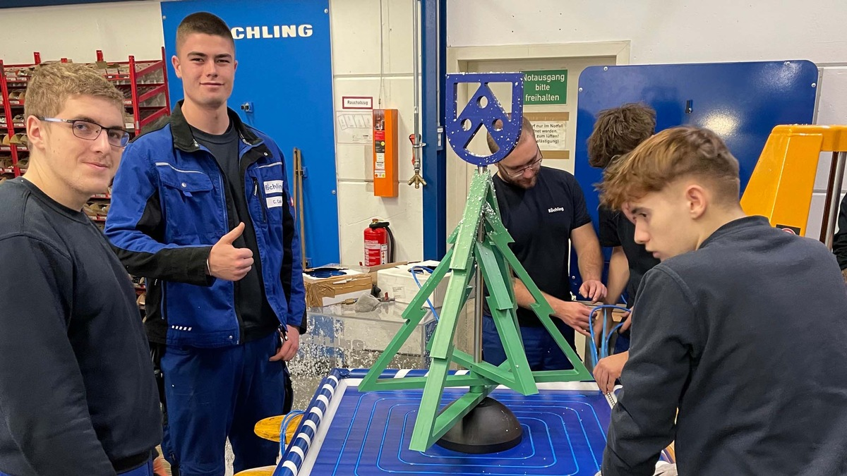 Farbige Flammen, moderne Technik und viele Ideen: Die ChemisTree Competition begeisterte junge MINT-Talente - Foto: presseportal.de