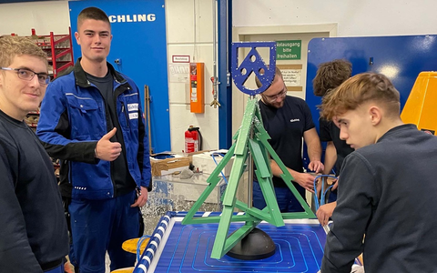 Farbige Flammen, moderne Technik und viele Ideen: Die ChemisTree Competition begeisterte junge MINT-Talente - Foto: presseportal.de