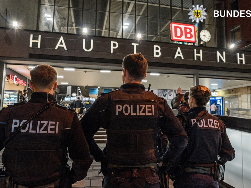 Bundespolizeidirektion München: Haftrichtervorführung nach Gewalttat / Schläger wollten Drogen kaufen - Foto: presseportal.de