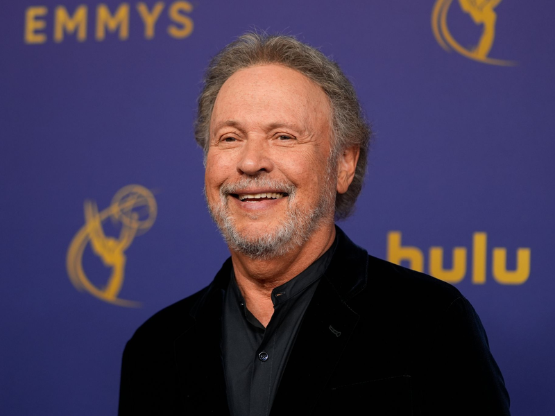 Bekannt als Komiker, ist er nun in einer düsteren Thriller-Serie zu sehen: Billy Crystal. (Archivfoto) - Foto: Jae C. Hong/Invision/AP/dpa