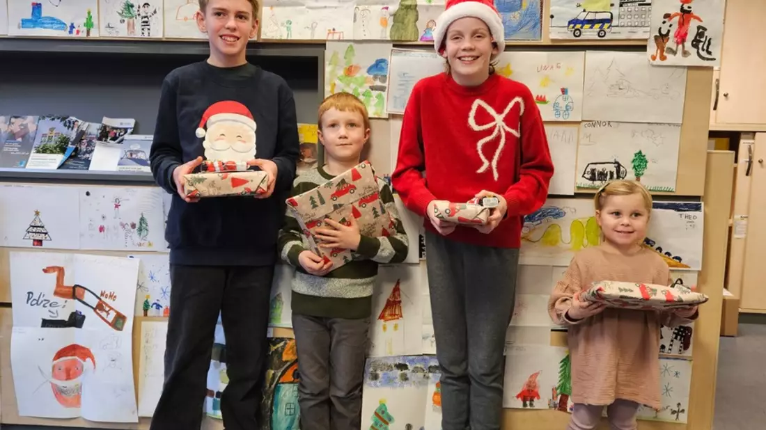 POL-DN: Die Polizei rettet Weihnachten: Gewinner des Weihnachts-Malwettbewerbs geehrt - Bild: presseportal.de