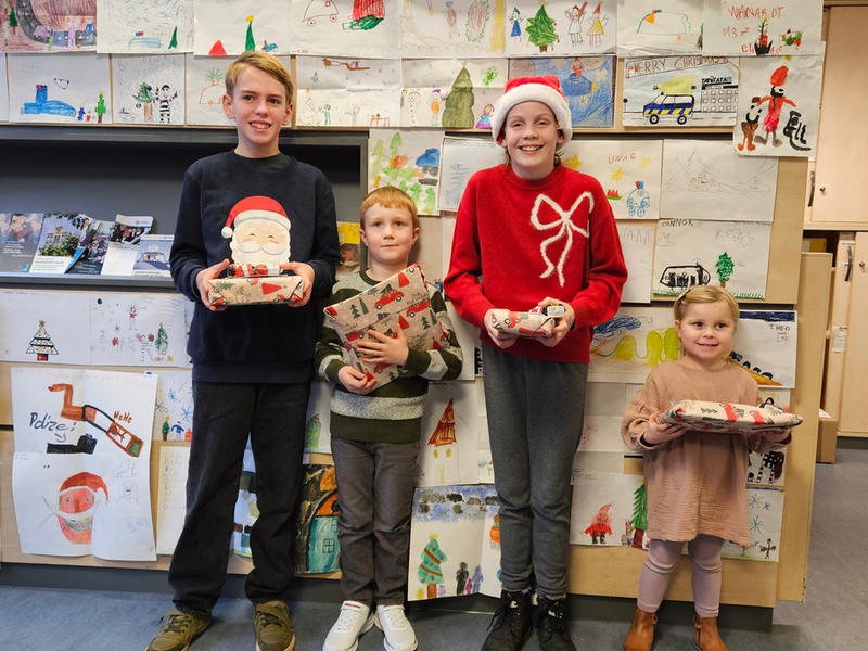 POL-DN: Die Polizei rettet Weihnachten: Gewinner des Weihnachts-Malwettbewerbs geehrt - Foto: presseportal.de