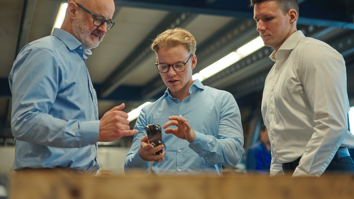 Neukunden-Gewinnung für das produzierende Gewerbe: Wie die KI-Experten Kai Boers & Philipp Klimke für 6- bis 7-stellige Neukunden-Deals bei Mittelständlern mit künstlicher Vertriebsintelligenz sorgen - Foto: presseportal.de