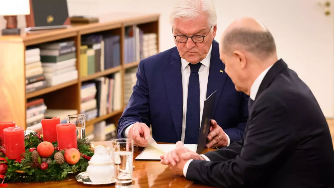 Der Bundespräsident entscheidet über den Wunsch des Kanzlers nach Auflösung des Bundestags. - Bild: Bernd von Jutrczenka/dpa