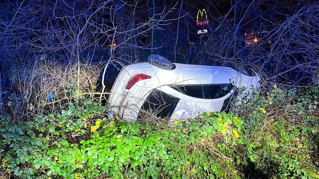 POL-BO: Pkw landet nach Unfall in Böschung: Fünf Personen leicht verletzt - Bild: presseportal.de