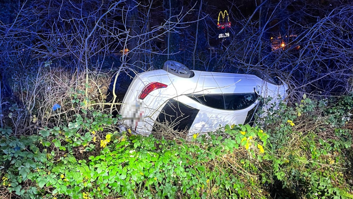 POL-BO: Pkw landet nach Unfall in Böschung: Fünf Personen leicht verletzt - Foto: presseportal.de