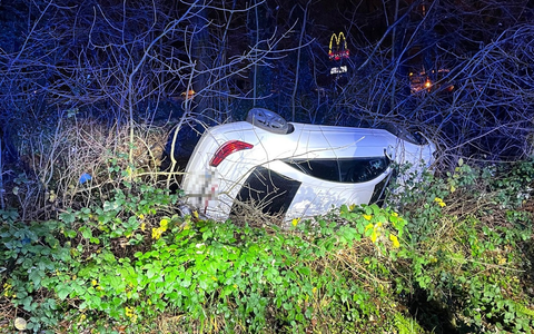 POL-BO: Pkw landet nach Unfall in Böschung: Fünf Personen leicht verletzt - Foto: presseportal.de