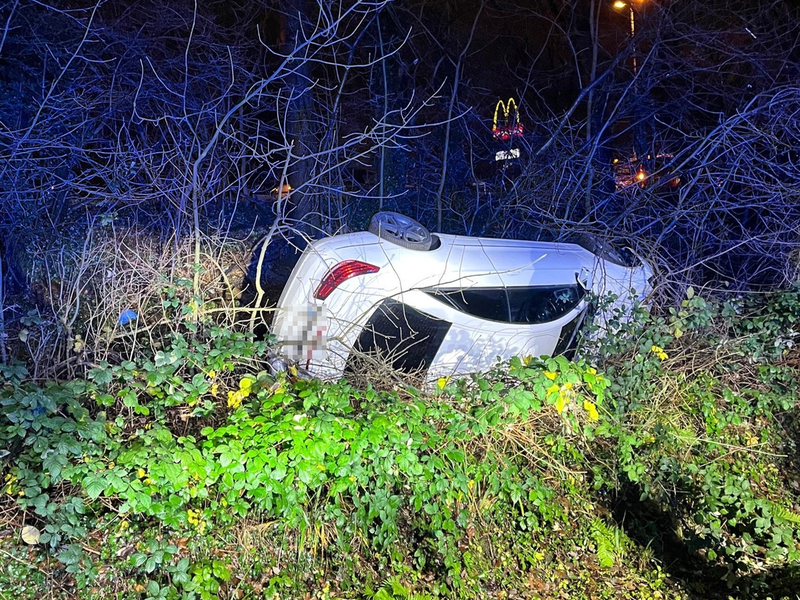 POL-BO: Pkw landet nach Unfall in Böschung: Fünf Personen leicht verletzt - Foto: presseportal.de