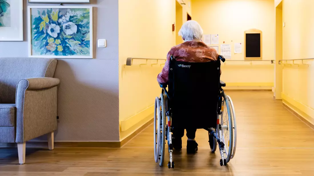 Der Pflegebeitrag wird 2025 weiter erhöht. (Archivbild) - Bild: Frank Molter/dpa