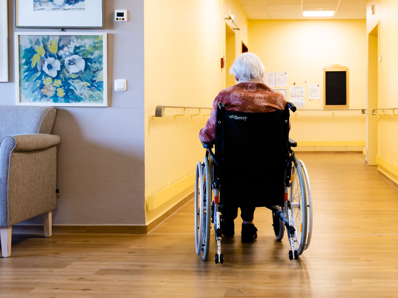 Der Pflegebeitrag wird 2025 weiter erhöht. (Archivbild) - Foto: Frank Molter/dpa