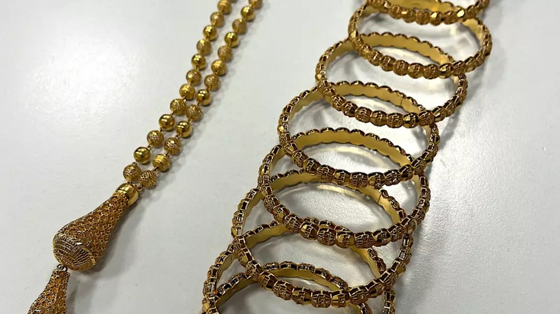 HZA-IZ: Zoll erwischt zwei Bürgergeldempfängerinnen beim Goldschmuggel am Flughafen Hamburg / Gold im Wert von rund 17.000 Euro und 13.000 Euro bei zwei Frauen durch Zoll entdeckt - Bild: presseportal.de