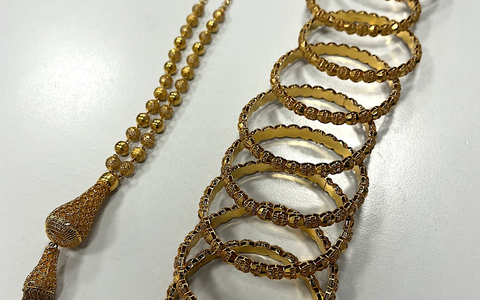 HZA-IZ: Zoll erwischt zwei Bürgergeldempfängerinnen beim Goldschmuggel am Flughafen Hamburg / Gold im Wert von rund 17.000 Euro und 13.000 Euro bei zwei Frauen durch Zoll entdeckt - Foto: presseportal.de