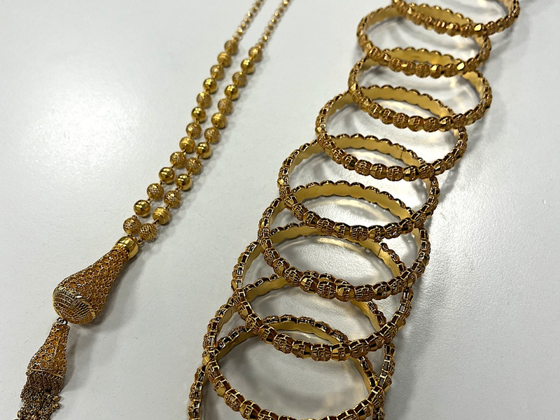 HZA-IZ: Zoll erwischt zwei Bürgergeldempfängerinnen beim Goldschmuggel am Flughafen Hamburg / Gold im Wert von rund 17.000 Euro und 13.000 Euro bei zwei Frauen durch Zoll entdeckt - Foto: presseportal.de