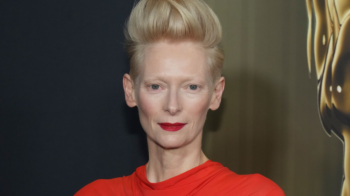 Tilda Swinton wird mit dem Ehrenpreis der Berlinale ausgezeichnet. (Archivbild) - Foto: Jordan Strauss/Invision via AP/dpa