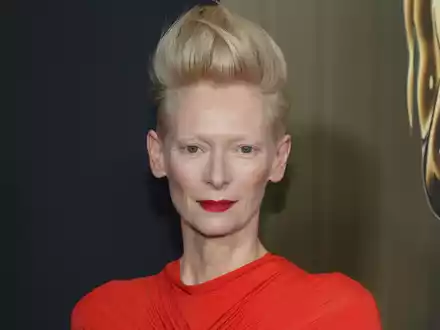 Tilda Swinton wird mit dem Ehrenpreis der Berlinale ausgezeichnet. (Archivbild) - Foto: Jordan Strauss/Invision via AP/dpa