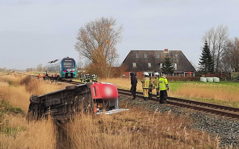 BPOL-FL: Zug kollidiert mit Kleintransporter - Fahrer verletzt - Foto: presseportal.de