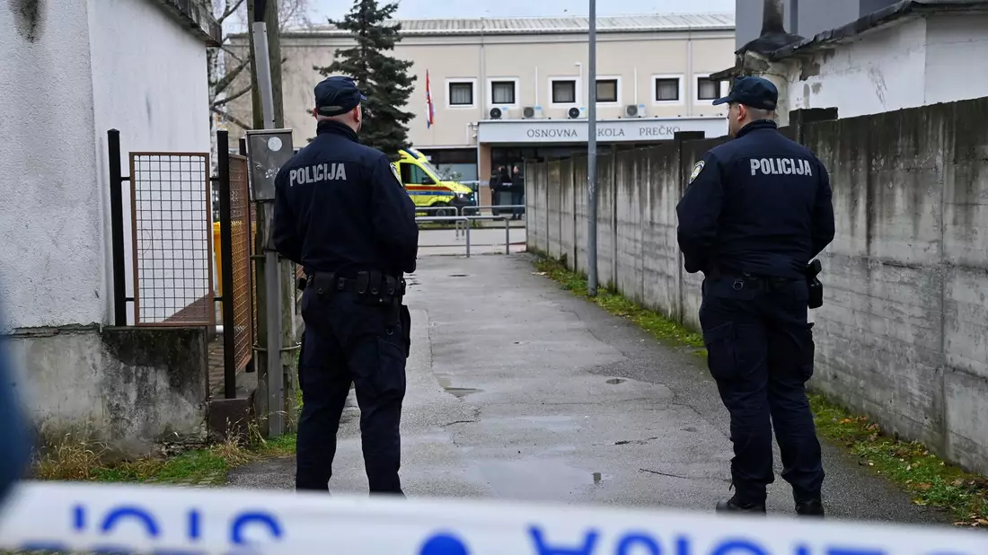 Nach einem Angriff in einer Schule in Zagreb ist die Polizei im Einsatz. Der Täter hat mit einem Messer ein Kind getötet und vier weitere Menschen verletzt. - Bild: Ronald Gorsic/Cropix/AP/dpa
