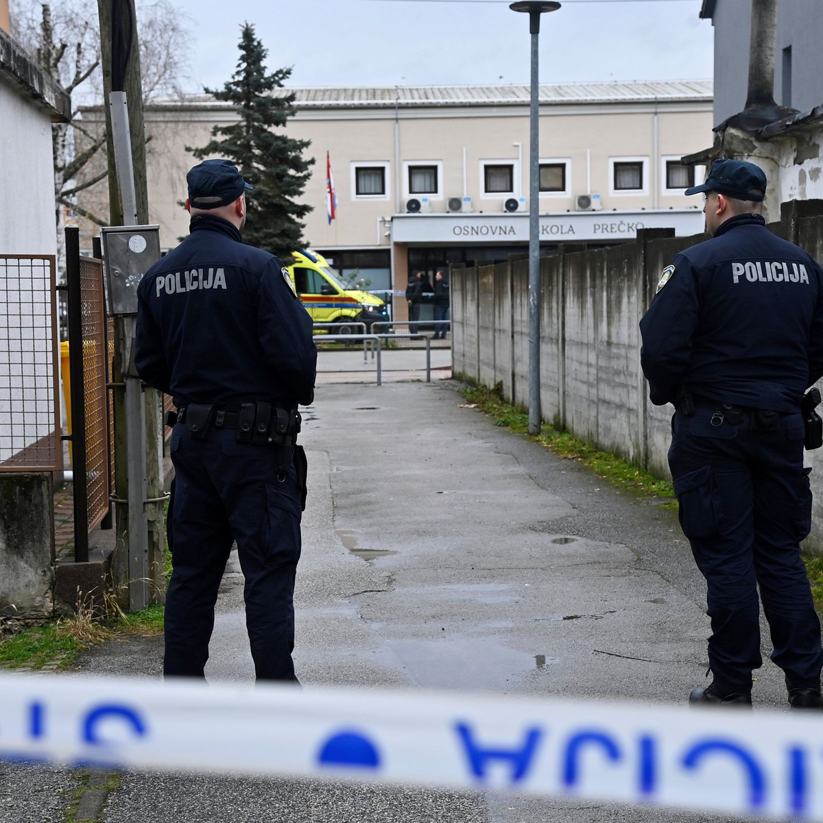Nach einem Angriff in einer Schule in Zagreb ist die Polizei im Einsatz. Der Täter hat mit einem Messer ein Kind getötet und vier weitere Menschen verletzt. - Foto: Ronald Gorsic/Cropix/AP/dpa