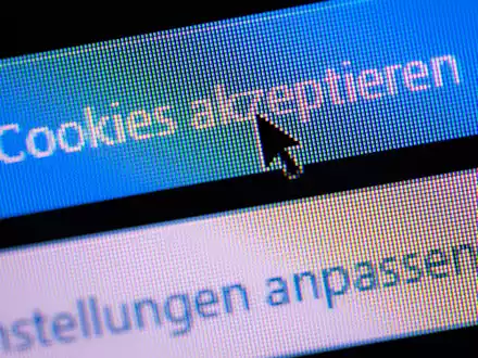 Einer Bitkom-Umfrage zufolge sind drei Viertel der Internet-Nutzerinnen und -Nutzer von Cookie-Bannern genervt. - Foto: Lino Mirgeler/dpa