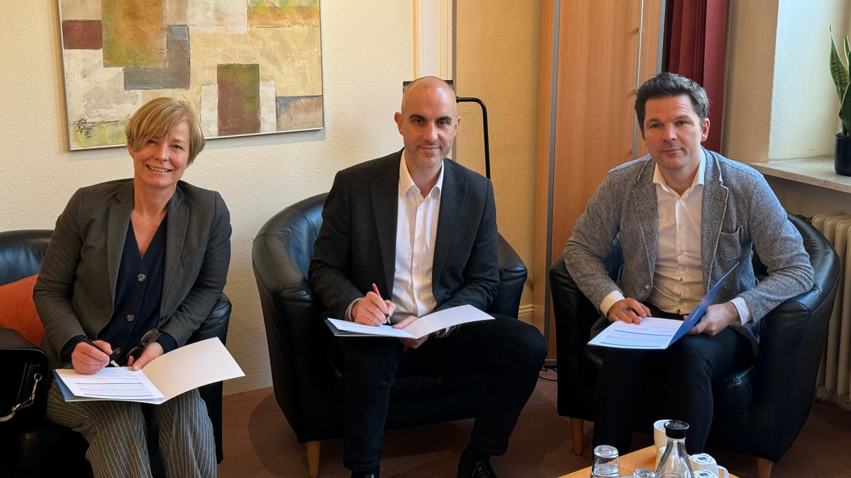 POL-H: Weihnachtsbesuch der Polizeipräsidentin, des Oberbürgermeisters und des Regionspräsidenten in der Bestärkungsstelle für Frauen in Hannover - Foto: presseportal.de