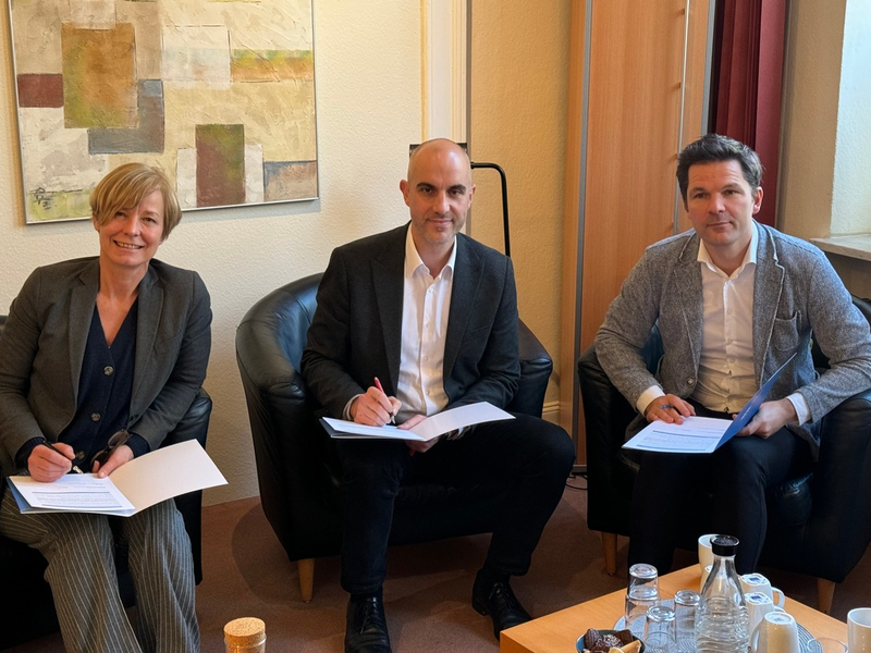 POL-H: Weihnachtsbesuch der Polizeipräsidentin, des Oberbürgermeisters und des Regionspräsidenten in der Bestärkungsstelle für Frauen in Hannover - Foto: presseportal.de