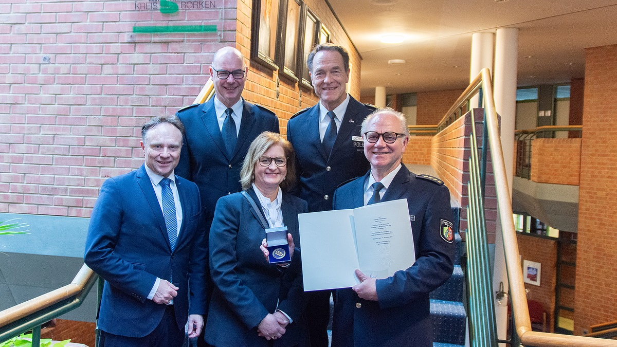 POL-BOR: Kreis Borken - Abteilungsleiter Bernd Loeffler verabschiedet - Foto: presseportal.de