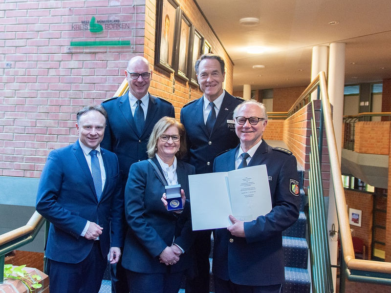 POL-BOR: Kreis Borken - Abteilungsleiter Bernd Loeffler verabschiedet - Foto: presseportal.de