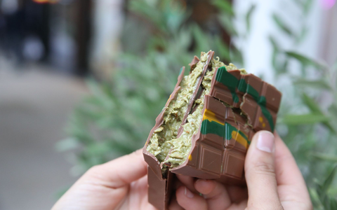 Nach der hohen Nachfrage im Freistaat haben auch bayerische Lebensmittelkontrolleure Dubai-Schokolade in den Blick genommen. (Archivbild) - Foto: Sascha Thelen/dpa/dpa-tmn