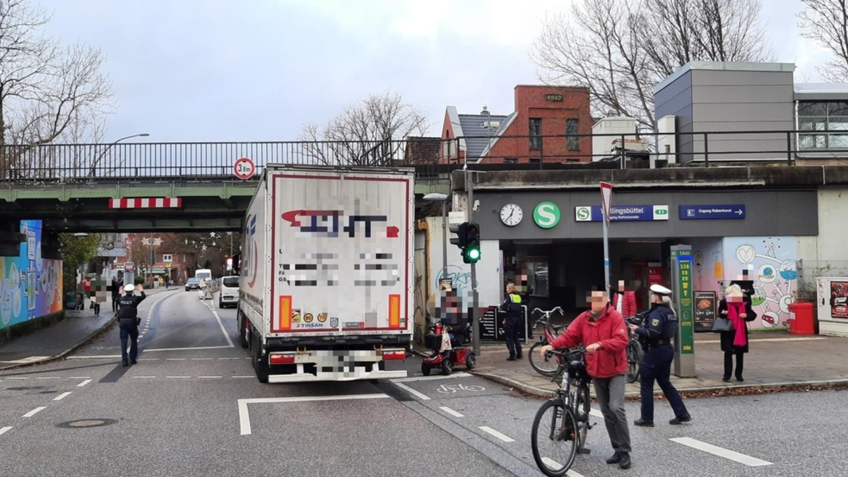 BPOL-HH: Brückenanfahrschaden: Durchfahrtshöhe einer Hamburger S-Bahnbrücke nicht beachtet- - Foto: presseportal.de