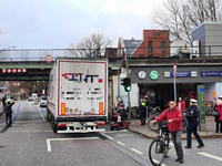 BPOL-HH: Brückenanfahrschaden: Durchfahrtshöhe einer Hamburger S-Bahnbrücke nicht beachtet- - Foto: presseportal.de