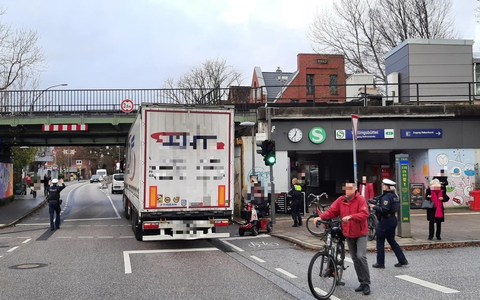 BPOL-HH: Brückenanfahrschaden: Durchfahrtshöhe einer Hamburger S-Bahnbrücke nicht beachtet- - Foto: presseportal.de BPOL-HH: Brückenanfahrschaden: Durchfahrtshöhe einer Hamburger S-Bahnbrücke nicht beachtet- - Foto: presseportal.de
